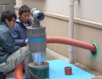 排水管に樹脂を流し込む様子